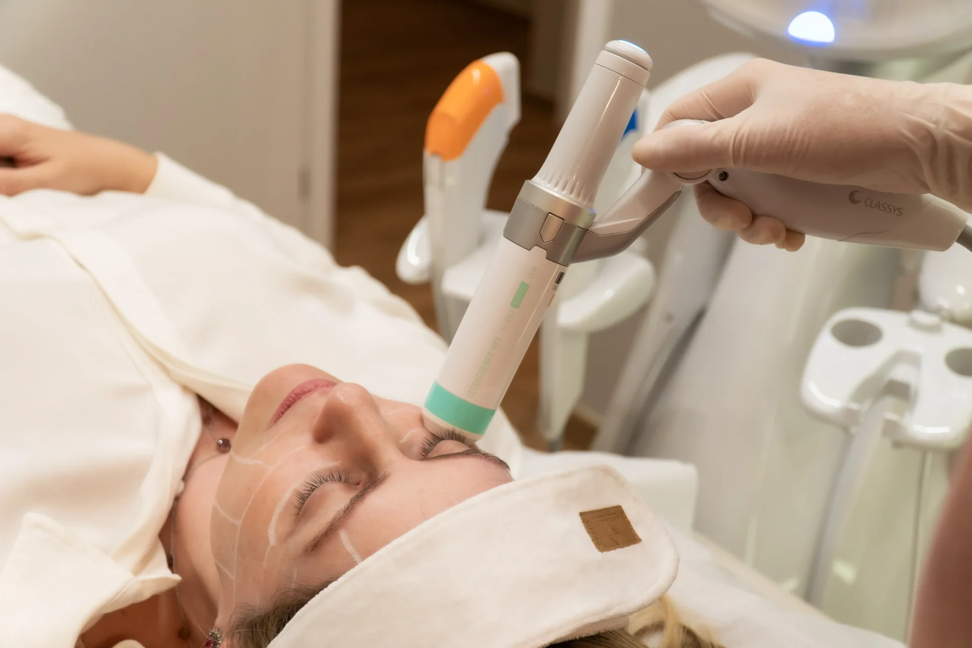 Tratamento para Rugas ao redor dos olhos - Rugas ao redor dos olhos podem surgir com a expressão facial, o sol e a perda de colágeno. Conheça tratamentos dermatológicos personalizados em Uberlândia.
